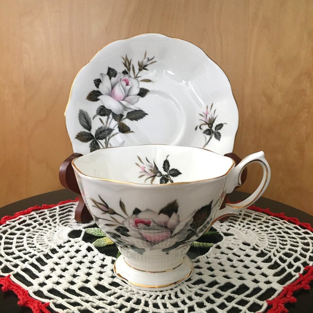 Royal Albert Queens Messenger Bone China White Rose Teacup Saucer Gold Trim